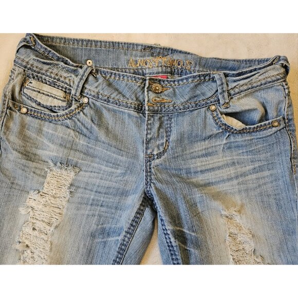 Women's Almost Famous Distressed Denim Capri Jeans Size 7 30x21 Embroidered - Picture 2 of 15